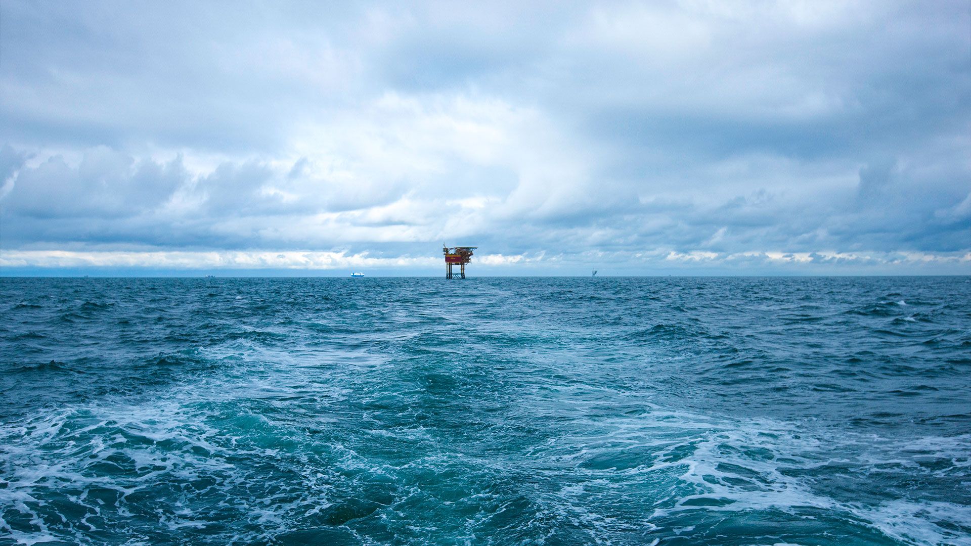 Eine Bohrinsel im Meer