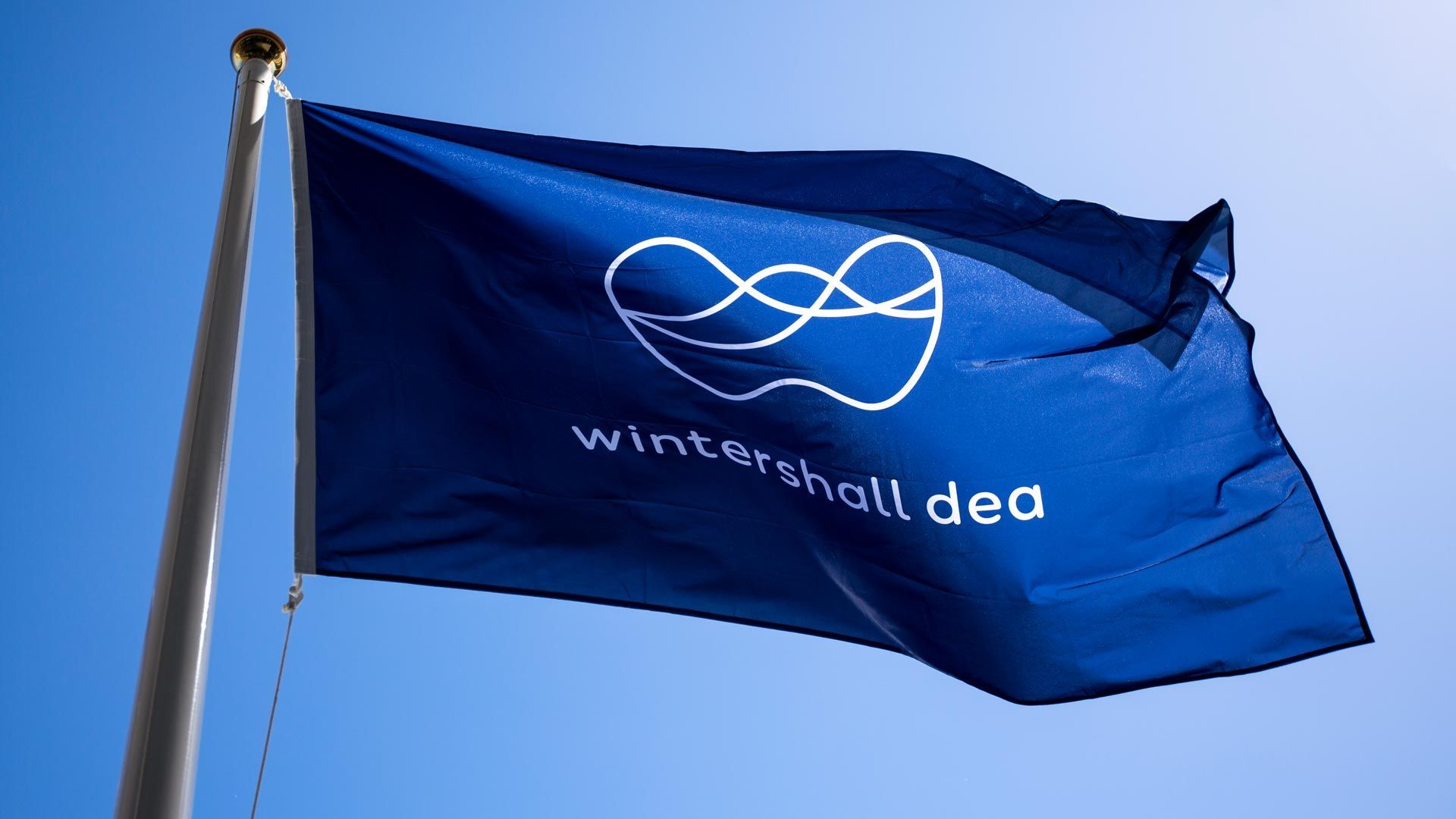 Wintershall Dea Flag in the wind Desktop version