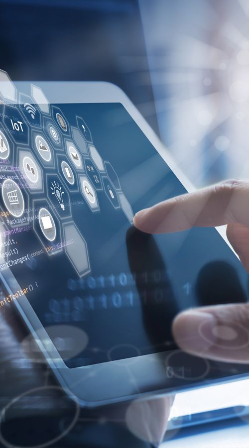 Finger tippt auf ein Tablet