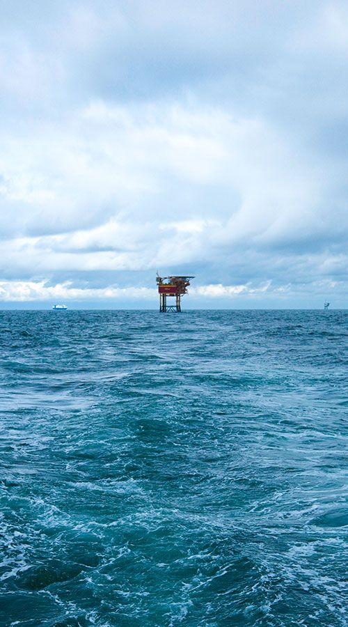 Eine Bohrinsel im Meer